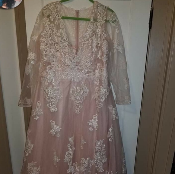 Plus size wedding dress - Picture 1 of 4